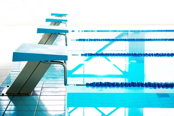 Startblöcke und Bahnen im Schwimmbad — Stockfoto