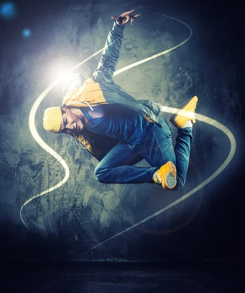 Καλαίσθητο άνθρωπος χορευτής δείχνει breakdance που τόσο κινήσεις με μαγικά δοκάρια γύρω του — Φωτογραφία Αρχείου