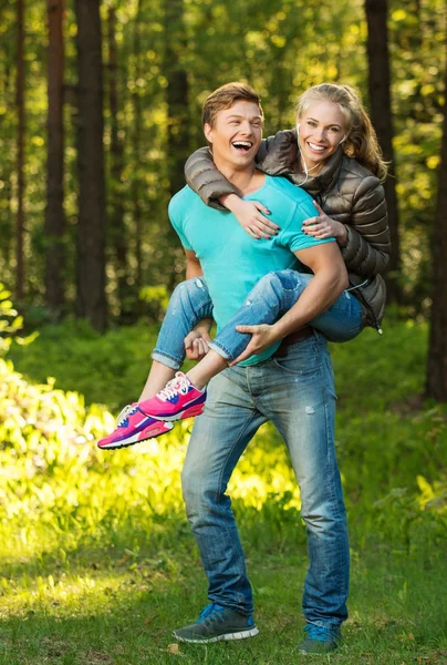 Glückliches Teenager-Paar, das an sonnigen Tagen Spaß im Freien hat — Stockfoto