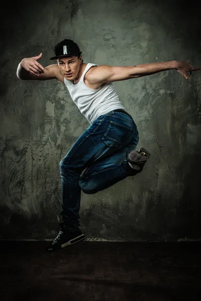 Man dancer showing break-dancing moves — Stock Photo, Image