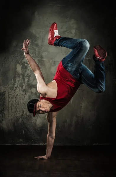 Bailarín mostrando movimientos de break-dance — Foto de Stock