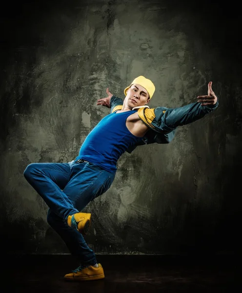 Hombre bailarín en gorra y chaqueta mostrando movimientos de break-dance —  Fotos de Stock