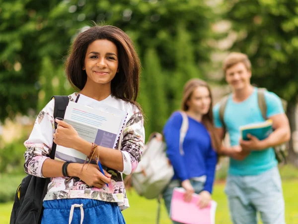 Afro-americké studentky v městském parku v letním dni — Stock fotografie