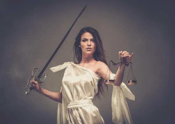 Femida, Dea della Giustizia, con bilancia e spada — Foto Stock