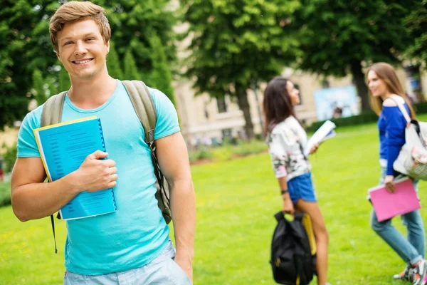 Pohledný muž student v městském parku v letním dni — Stock fotografie