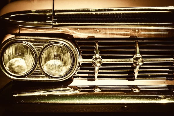 Close-up de facia carro retro com grade cromada — Fotografia de Stock
