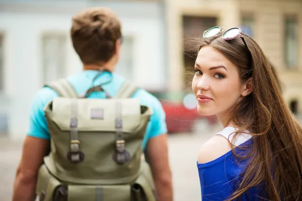 Young beautiful couple tourists in old city — Stock Photo, Image