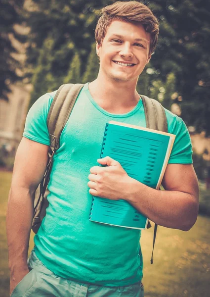 Estudante homem bonito em um parque da cidade no dia de verão — Fotografia de Stock