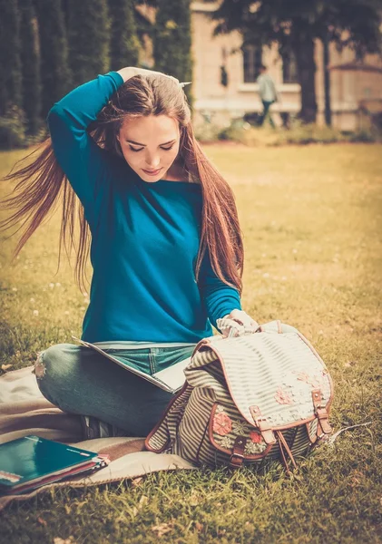 Mooie jonge student meisje in een stadspark op zomerdag — Stockfoto