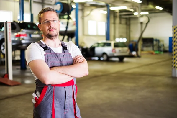 Serviceman en un taller de coches — Foto de Stock