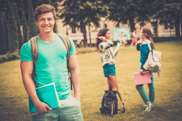 Estudante homem bonito em um parque da cidade no dia de verão — Fotografia de Stock