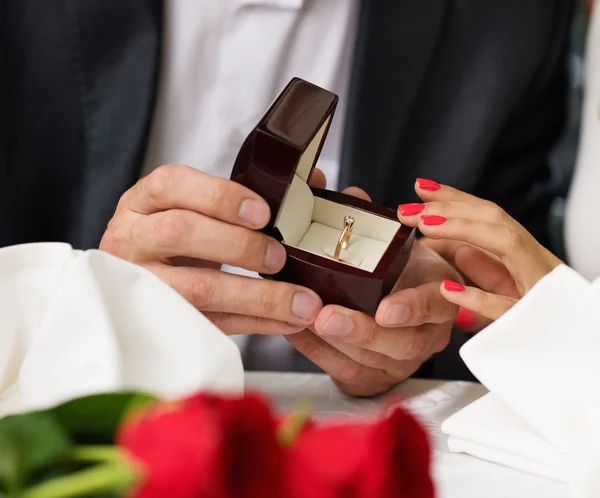 Mann hält Box mit Ring und macht seiner Freundin einen Heiratsantrag — Stockfoto