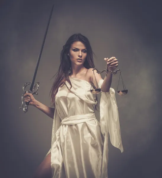 Femida, θεά της δικαιοσύνης, με κλίμακες και ξίφος — Φωτογραφία Αρχείου