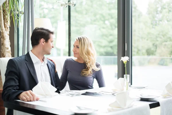 Casal elegante em um restaurante — Fotografia de Stock