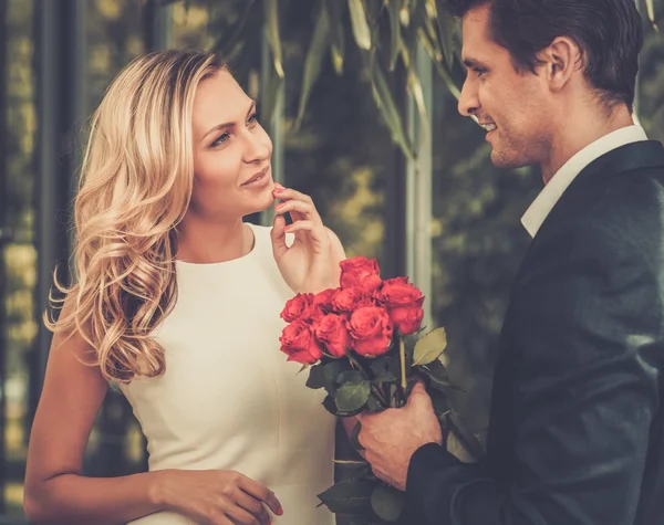 빨간 장미 데이트 그의 여자의 무리와 함께 잘생긴 남자 — 스톡 사진