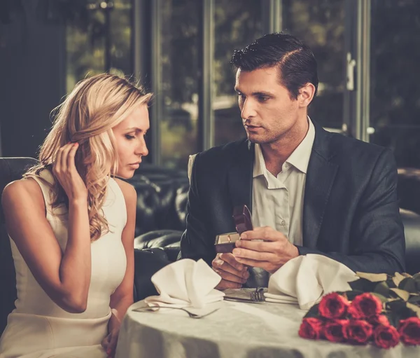 Homme tenant boîte avec anneau faisant la demande en mariage à sa petite amie — Photo
