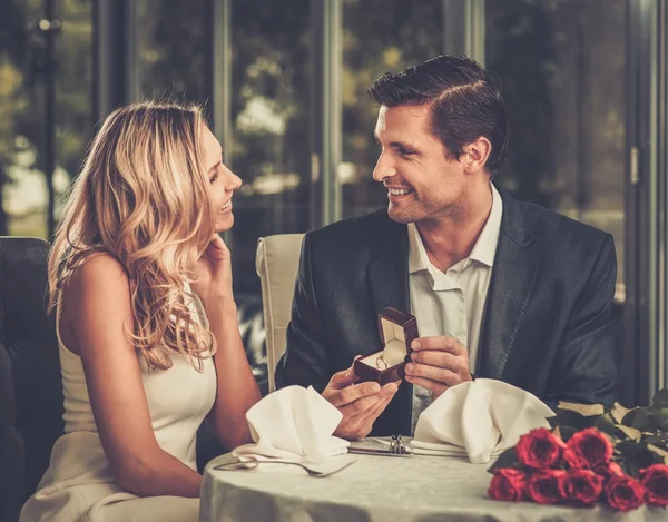 Mann hält Box mit Ring und macht seiner Freundin einen Heiratsantrag — Stockfoto