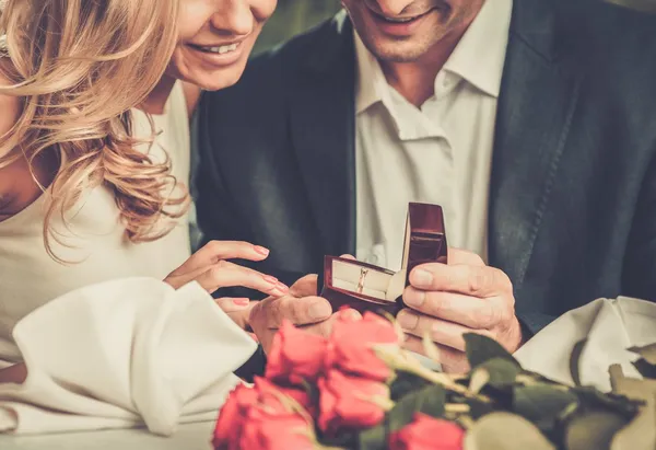 Hombre caja de espera con anillo haciendo proponerle matrimonio a su novia — Foto de Stock