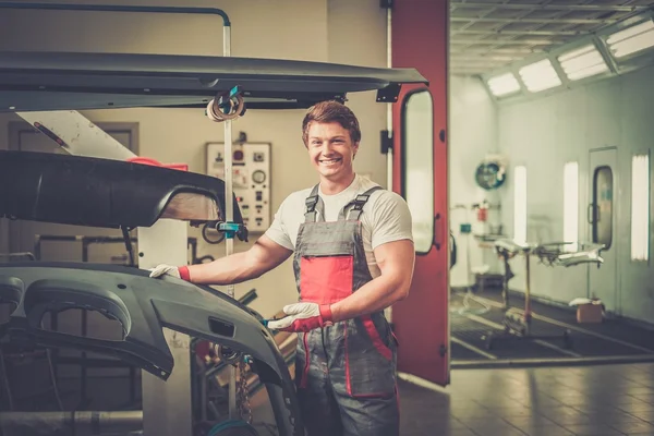 Operaio con carrozzeria pronta per la verniciatura in officina — Foto Stock