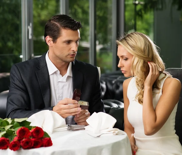 Man holding box with ring making propose to his girlfriend — Stock Photo, Image