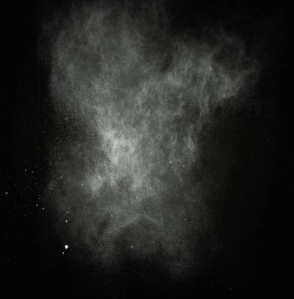 Λευκή σκόνη που εκρήγνυται απομονωμένες σε μαύρο — Φωτογραφία Αρχείου
