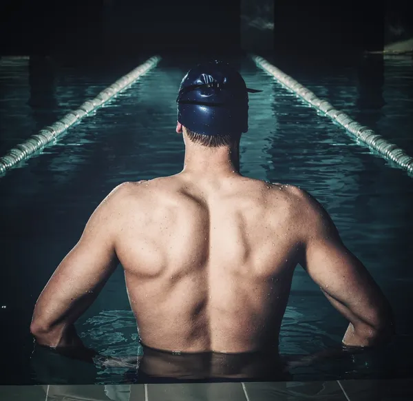 Nuotatore muscolare in piscina — Foto Stock