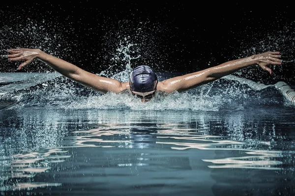 Hombre joven en gorra de natación y gafas nadan usando la técnica de la braza — Foto de Stock