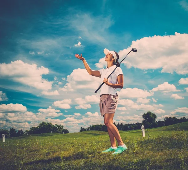 Donna su un campo da golf club — Foto Stock