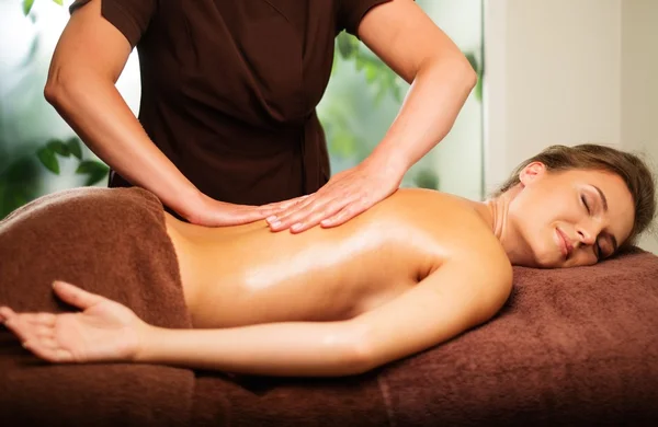 Kvinna med massage i en spasalong — Stockfoto