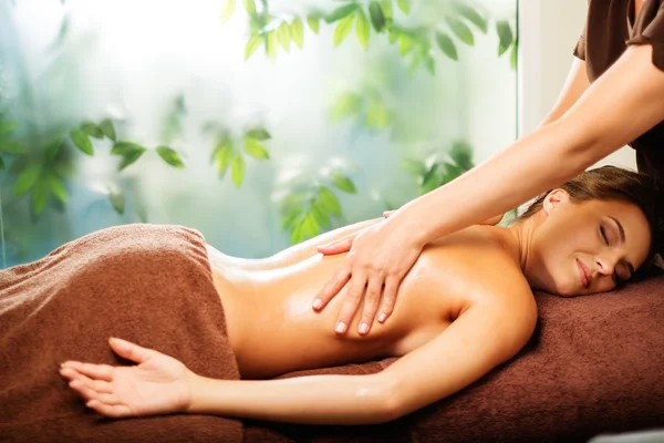 Frau bei Massage in einem Wellness-Salon — Stockfoto