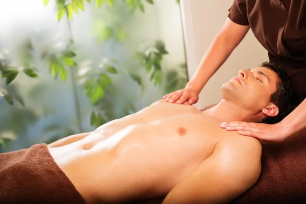 Homem fazendo massagem no salão de spa — Fotografia de Stock