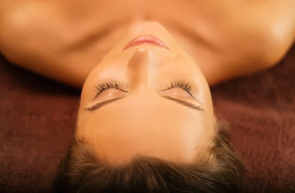 Femme relaxante dans un salon de spa — Photo