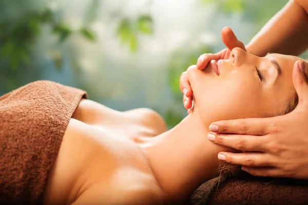 Mulher fazendo massagem facial — Fotografia de Stock