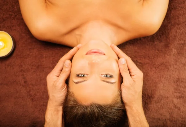 Kadın yüz masajı yaptırıyor. — Stok fotoğraf