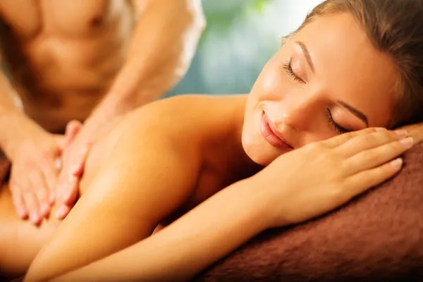Donna che fa un massaggio in un salone spa — Foto Stock
