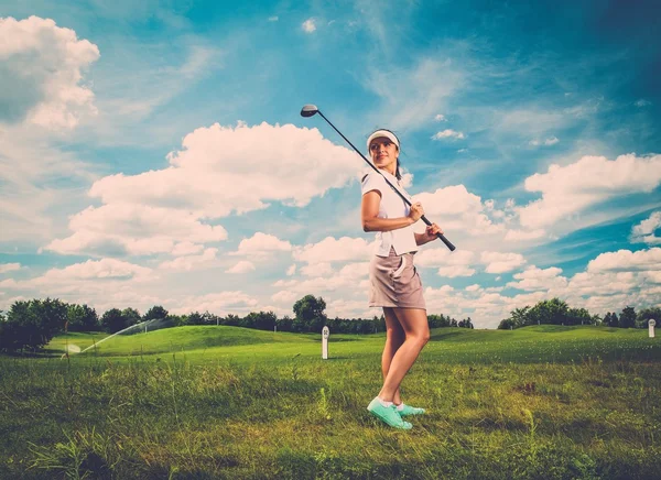 Ung, vakker kvinne på golfbanen. – stockfoto