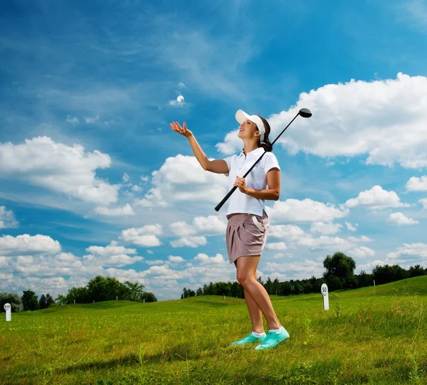 Joven hermosa mujer en un campo de golf club — Foto de Stock