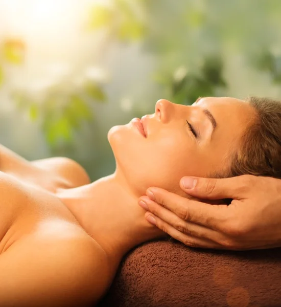 Genç bir kadın olan bir spa salonu masaj yüz — Stok fotoğraf