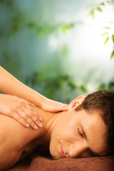 Hombre guapo teniendo masaje en el salón de spa —  Fotos de Stock