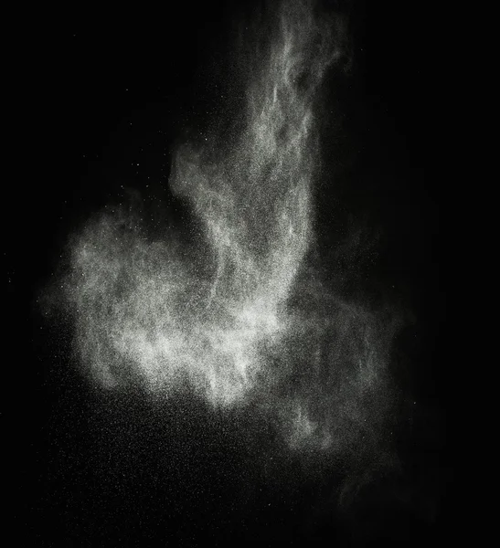 Vitt pulver exploderande isolerade på svart — Stockfoto