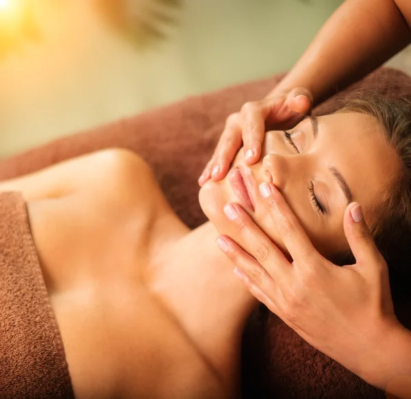 Jeune femme ayant massage du visage dans un salon de spa — Photo