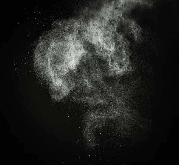 Белый порох взрывается изолировано на черном — стоковое фото