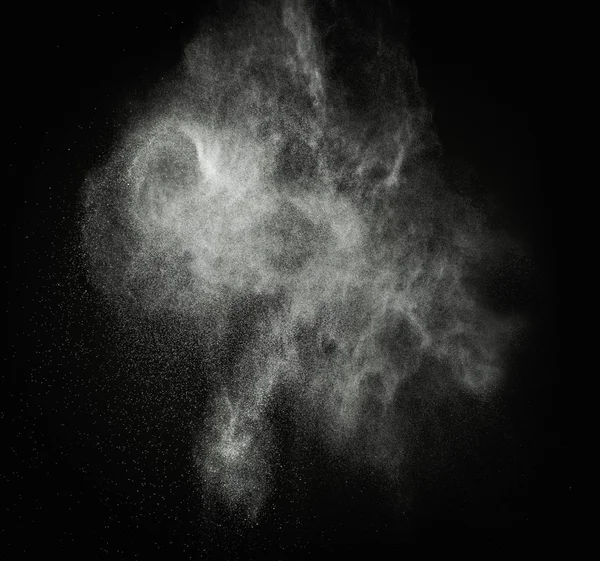 Λευκή σκόνη που εκρήγνυται απομονωμένες σε μαύρο — Φωτογραφία Αρχείου