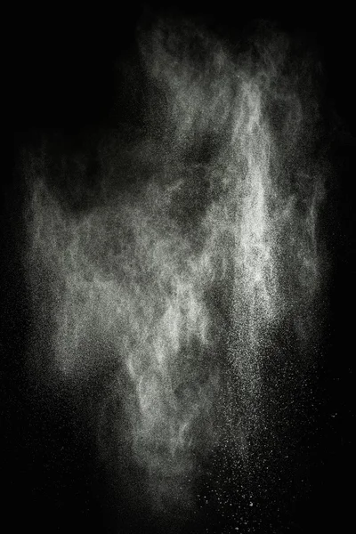 Weißes Pulver explodiert isoliert auf schwarzem Grund — Stockfoto