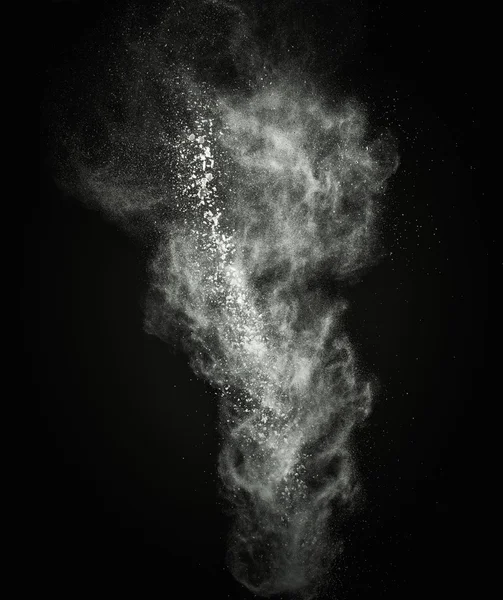 Pó branco explodindo isolado em preto — Fotografia de Stock