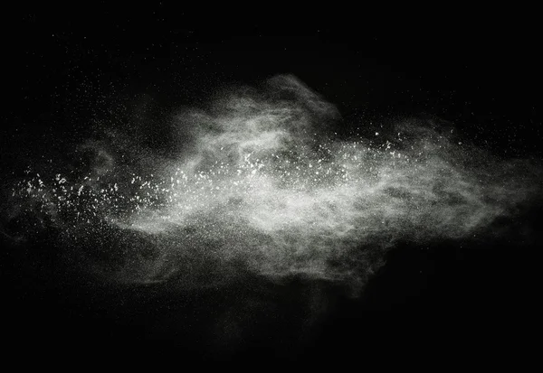 Poudre blanche explosant isolée sur noir — Photo