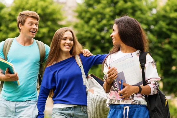 Grupo de estudiantes multiétnicos caminando en una ciudad — Foto de Stock