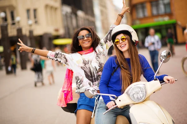 Multi meninas étnicas em uma scooter na cidade europeia — Fotografia de Stock