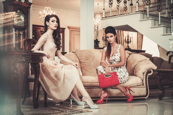 Two young women in luxury house interior — Stock Photo, Image