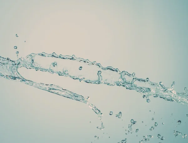 Wasser plätschert auf isoliertem Hintergrund — Stockfoto